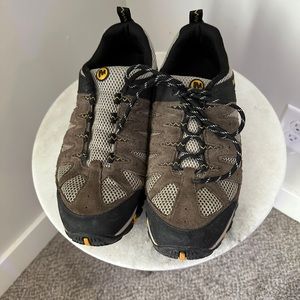 Merrell men size 9.5 hiking shoe